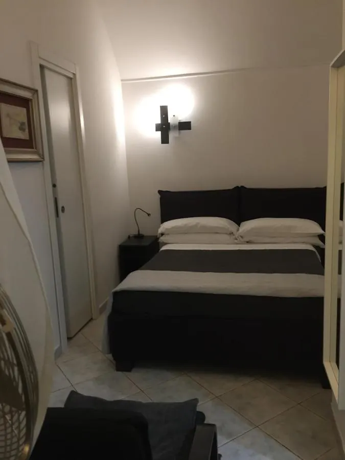 La Residenza Napoli Short Let Monolocale Standard Via Chiaia 82 Napoli Apartment